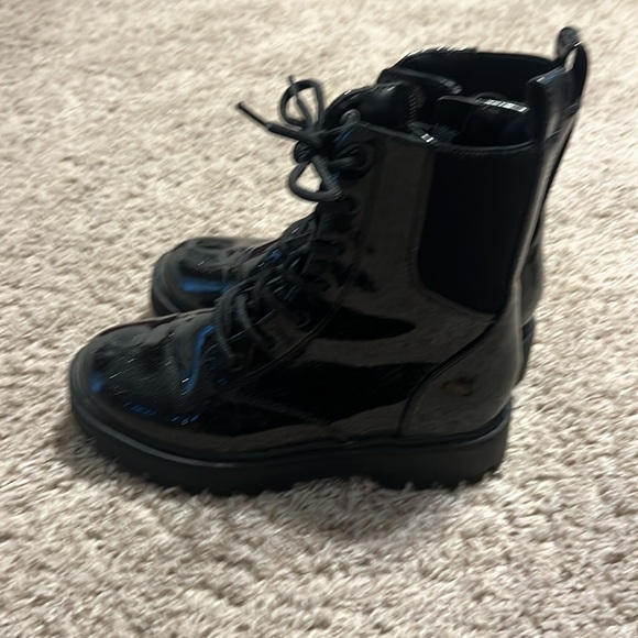 VEUC worn 1x each rain boots and black boots - Picture 2 of 8